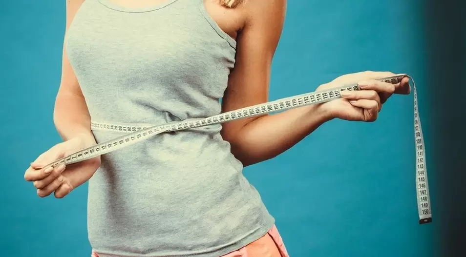 Chica esbelta corrige resultados de pérdida de peso en una semana